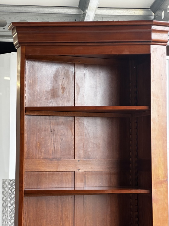 Image 1 of Libreria angolare in legno massello di ciliegio - manifattura del XX secolo