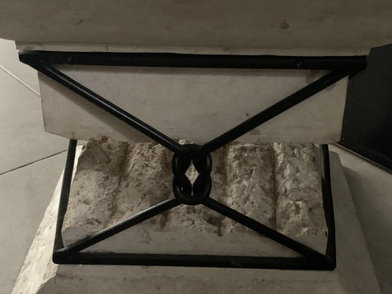 Image 1 of Travertin en ijzeren sokkeltafel met "gebroken" ontwerp