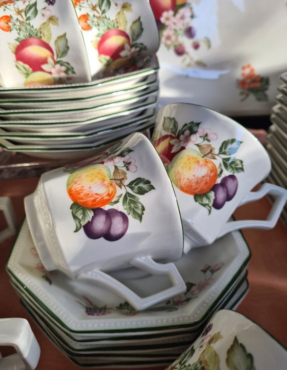 Image 1 of Servizio da tè e torta alla frutta fresca Johnson Brothers England con piatto da portata e petit four.