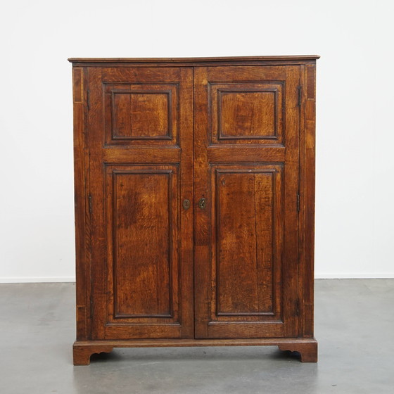 Image 1 of Ancienne armoire anglaise à 2 portes du 18ème siècle