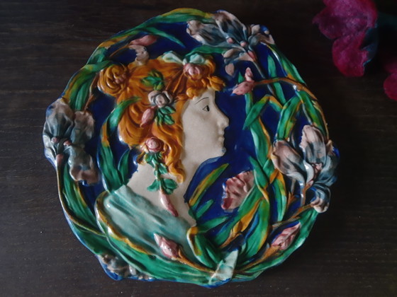 Image 1 of Dekorativer Keramikteller im Majolika-Stil des Jugendstils mit 3D-Relief