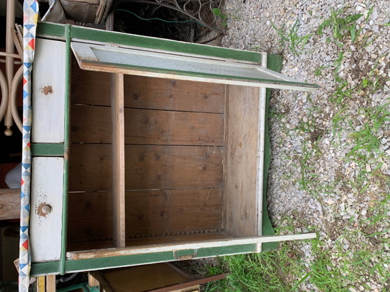 Antiker Schrank im deutschen Stil, grün-weiß lackiert – Buffetschränke (photo 3 of 4)