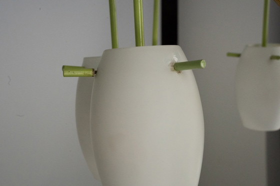 Image 1 of 9-armiger Messing-Kronleuchter aus der Jahrhundertmitte mit grünem Lack und Opalglas. Italien 1950er Jahre