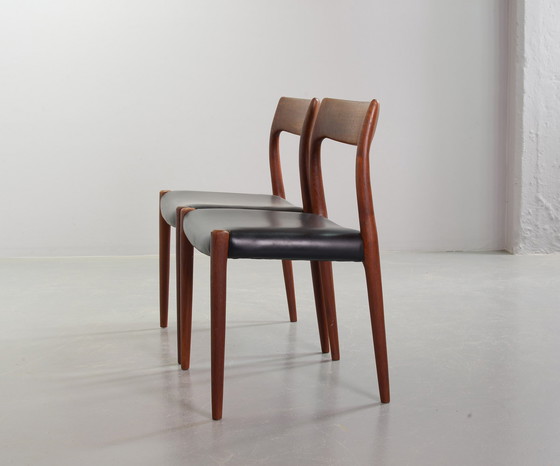 Image 1 of Chaises de salle à manger Niels Otto Moller en teck et cuir noir, modèle 77 - Lot de 4