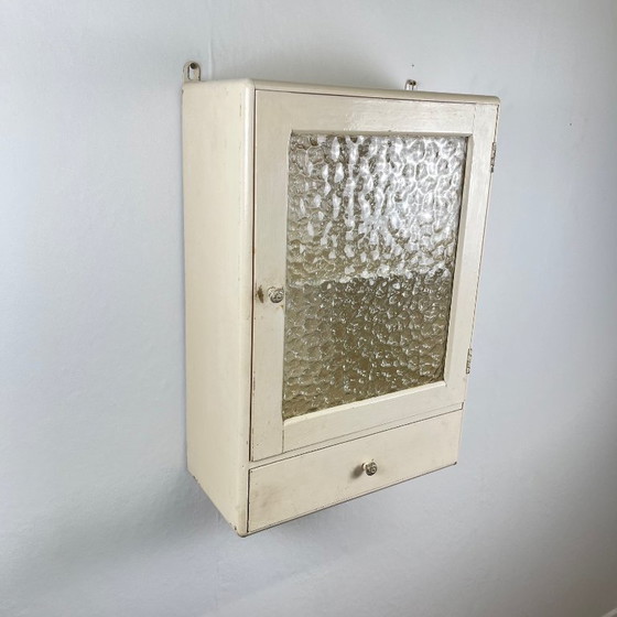 Image 1 of Antieke crèmekleurige medicijnkast, 20e eeuw