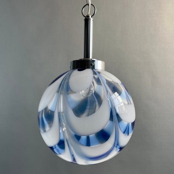 Image 1 of Lampada a sospensione in vetro soffiato di Murano in blu e bianco, design Space Age anni '70.