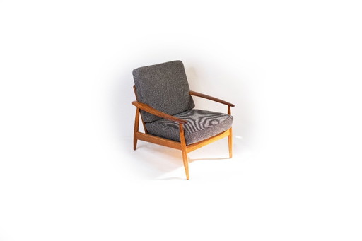 Fauteuil confortable de style mid-century avec revêtement gris