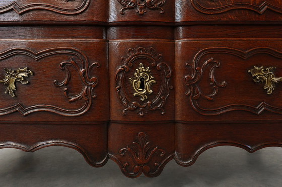 Image 1 of Commode en chêne du XVIIIe siècle de style Louis XV, faite à la main