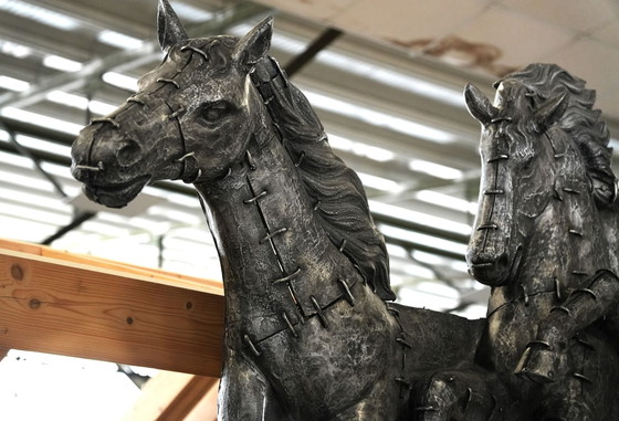 Image 1 of Escultura de pared de caballos al galope: pieza destacada de aluminio fundido bruñido