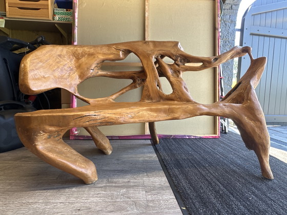 Image 1 of Een tweezitsbank gemaakt van één stuk hout