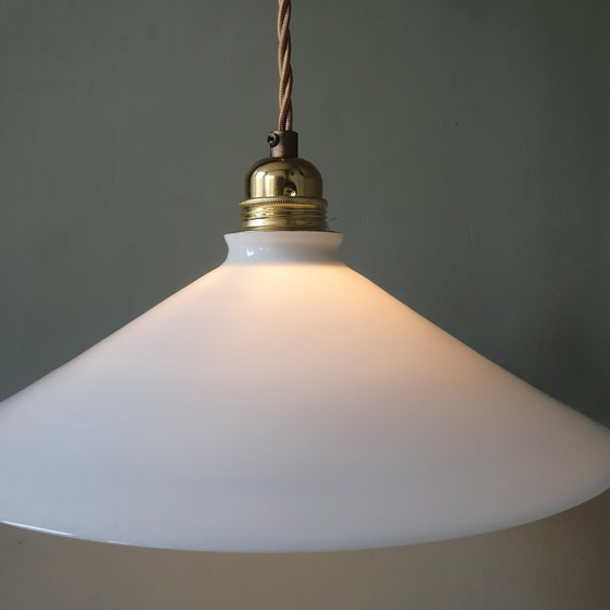 Image 1 of Lampada a sospensione vintage in vetro opalino, stile da banchiere o da calzolaio.