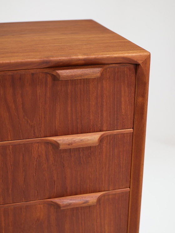 Image 1 of Commode haute aux angles arrondis, en teck, style vintage danois