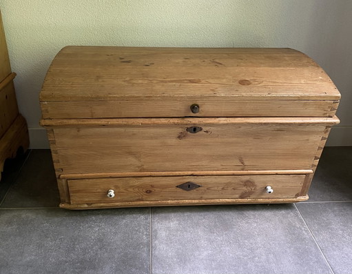 Zware Gründerzeit kist met lade gemaakt van massief grenen uit ca. 1880