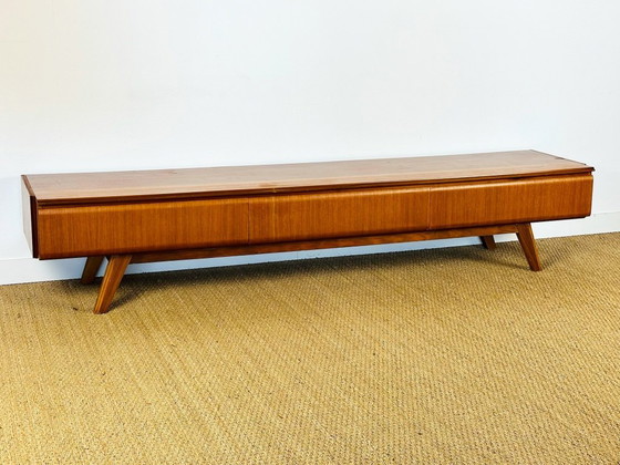 Image 1 of Aparador bajo escandinavo de teca con 3 cajones y patas inclinadas, 1960.