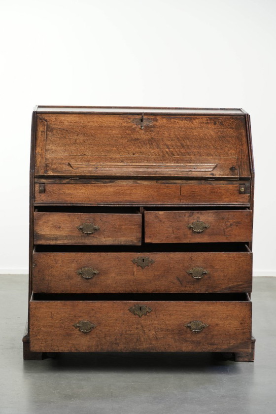 Image 1 of Prachtig antieke Engelse eikenhouten secretaire uit begin 18e eeuw met een mooi, sierlijk en elegant gebogen interieur