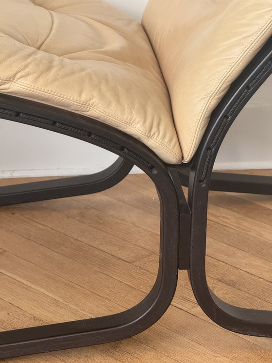 Sillón Siesta: Ingmar Relling para Westnofa, Noruega, 1965. – Sillones, Leather, Wood (photo 4 of 10)