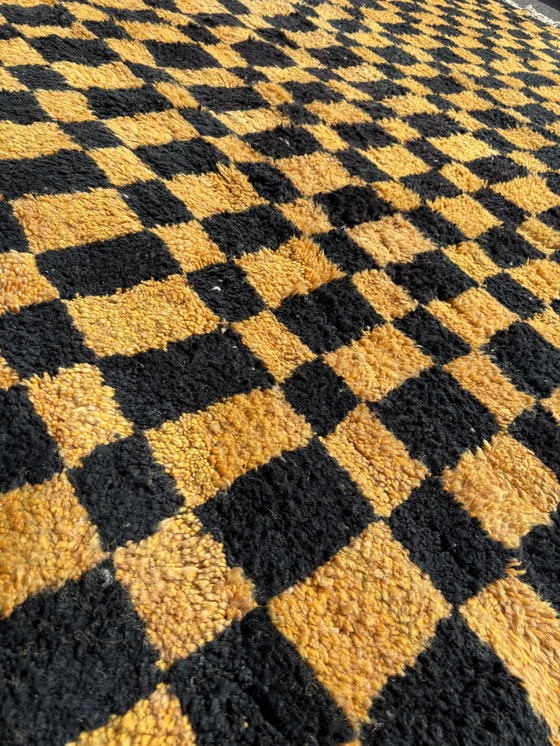 Image 1 of Tapis marocain Mrirt 250x330 cm, Tapis moderne orange et noir, Authentique tapis marocain