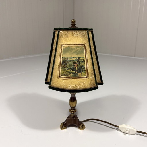 Lámpara de mesa de latón con pantalla con escena de caza, década de 1950. – tafellampen, Brass (photo 2 of 17)