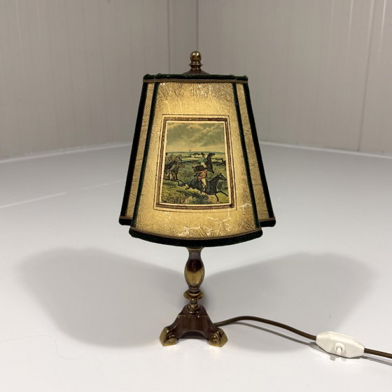 Lámpara de mesa de latón con pantalla con escena de caza, década de 1950. – Lámparas de mesa, Brass (photo 2 of 17)