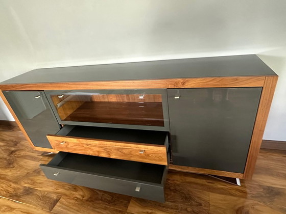 Image 1 of Hülsta Xelo Crédence en bois de noyer et verre gris