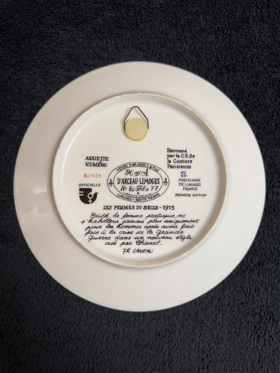 Image 1 of Raro juego completo de platos decorativos de Limoges Les Femmes du Siècle | década de 1970