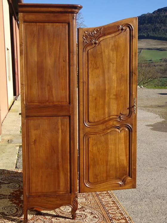 Image 1 of Armadio in noce massello in stile Luigi XV