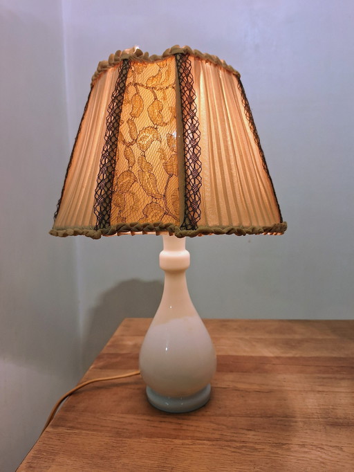 Mundgeblasene Tischlampe aus weißem Glas, 1940er Jahre