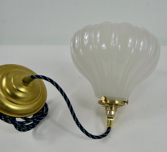 Image 1 of Elegante lámpara de techo Holophane de cristal blanco acanalado con soporte de pantalla de latón