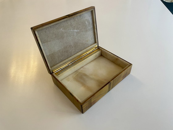 Image 1 of Schatulle aus Tigerauge mit Roten und grünen Einschmelzungen 
