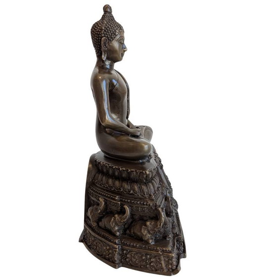 Boeddha in meditatie op olifantenvoetstuk – kavel 143 – Beeldhouwkunst (photo 3 of 10)