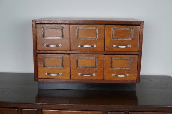 Image 1 of Pequeño boticario/archivador de roble holandés, modelo de sobremesa, circa 1940