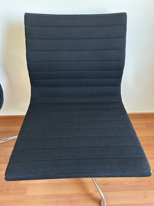 2 chaises pivotantes Vitra Eames EA 108