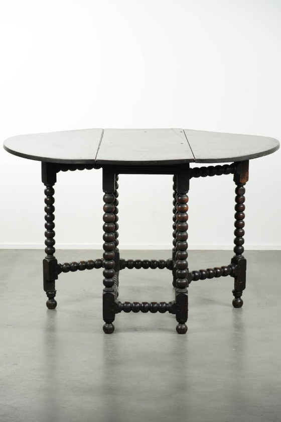Image 1 of Mooie antieke Engelse eikenhouten gateleg tafel uit eind 17e/ begin 18e eeuw met bobbin gedraaide poten