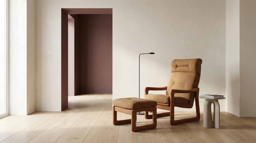 Fauteuil haut dossier vintage Holstebro Møbelfabrik avec ottoman – Teck & Cuir | Années 70