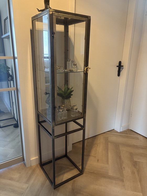 Image 1 of Mooi vitrinekastje met aan vier zijden glas