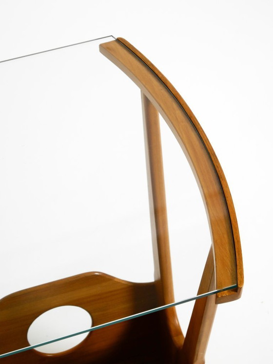 Image 1 of Preciosa mesa auxiliar moderna de mediados de siglo con revistero, fabricada en madera de fresno y cristal.