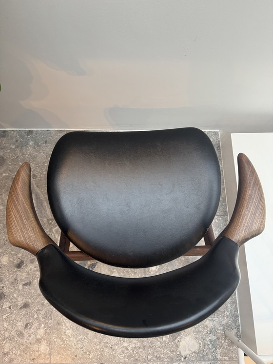 Image 1 of Stoel van koehoorn uit het midden van de 20e eeuw