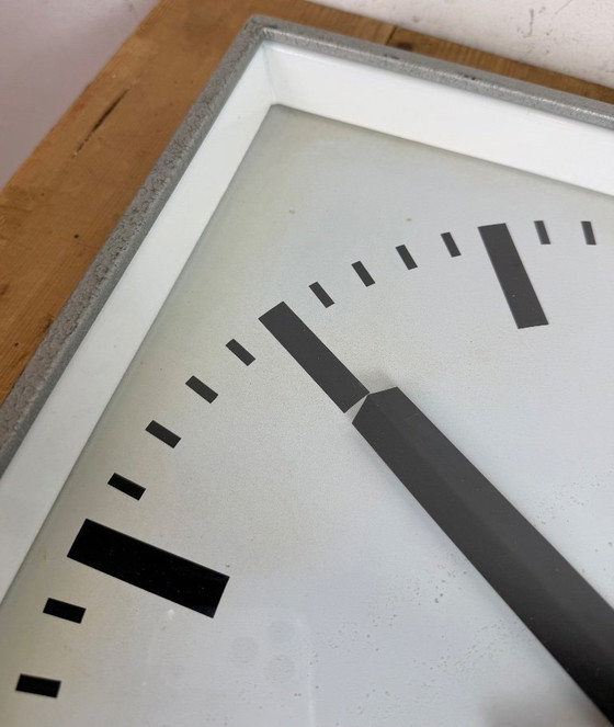 Image 1 of Grote grijze vierkante wandklok van Pragotron, jaren 70.