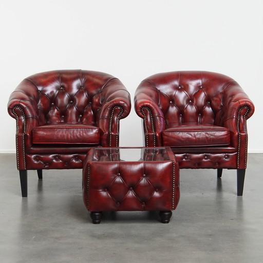 2 x Fauteuil club Chesterfield en cuir de vachette rouge et une table d'appoint avec plateau en verre