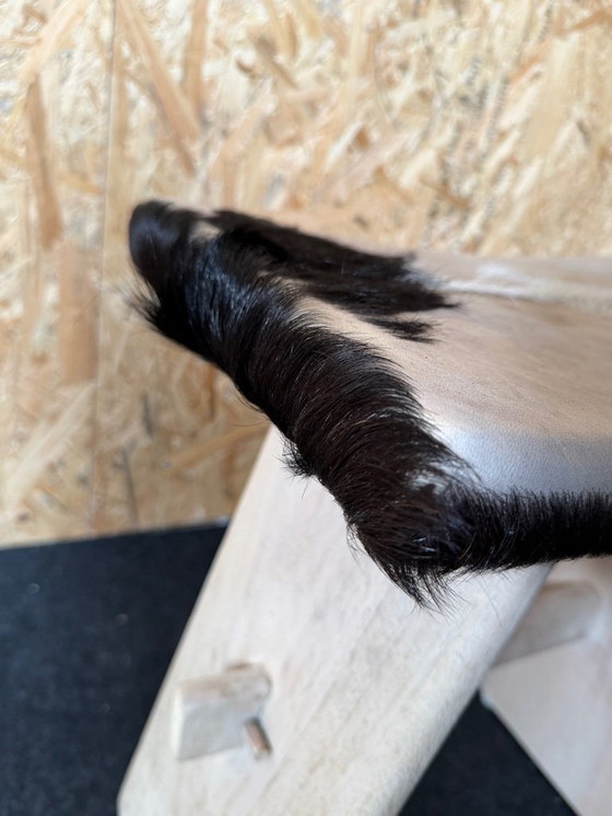 Image 1 of Taburete tapizado en piel de vaca.