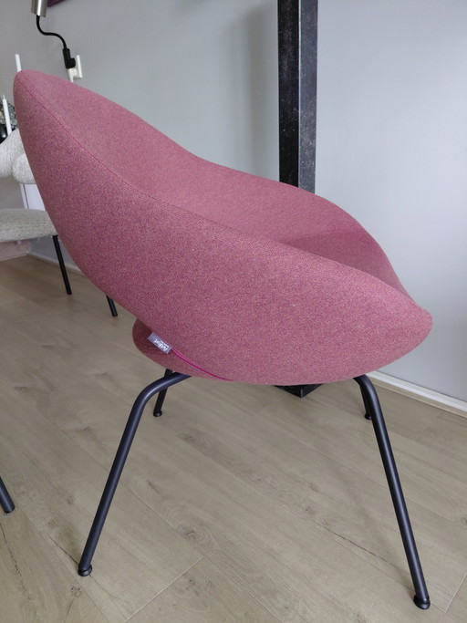 Like new original Artifort Shake chair in color Ruby 592