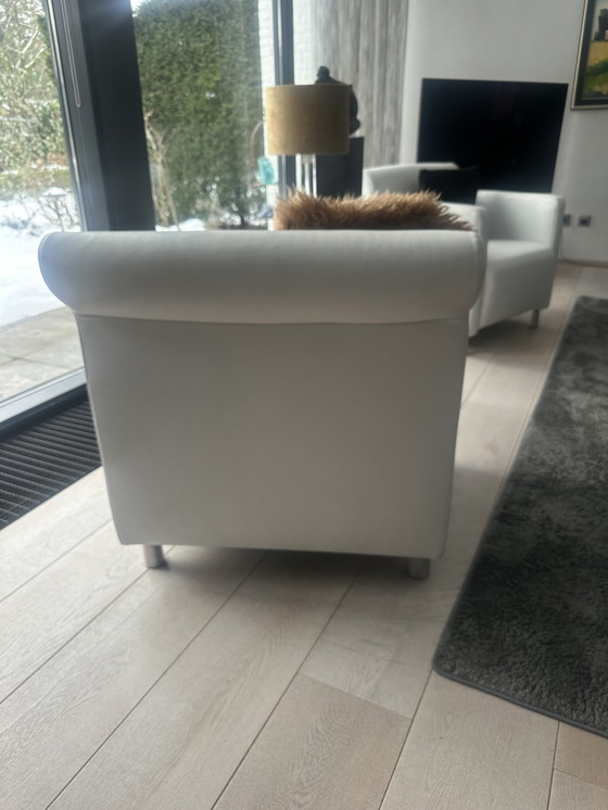 Image 1 of 2 poltrone bianche di Henzel e Hazis