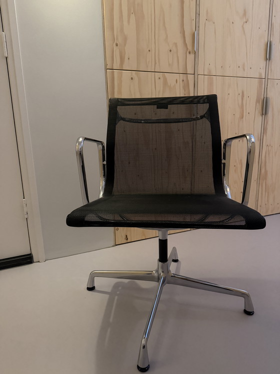 Sedia Vitra Eames EA 108 in rete nera / struttura cromata, Sedie girevoli, Cromo, Nero (foto 2 di 5)