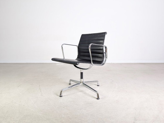 Image 1 of Originele set van 3 Vitra Charles & Ray Eames stoelen EA 108, zwart leer.