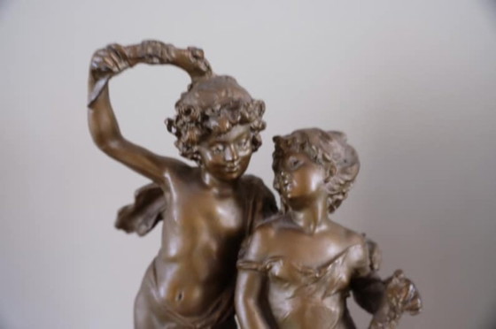 Una estatua dorada/cobriza de un niño y una niña jóvenes enamorados. – Esculturas, Metal (photo 9 of 19)