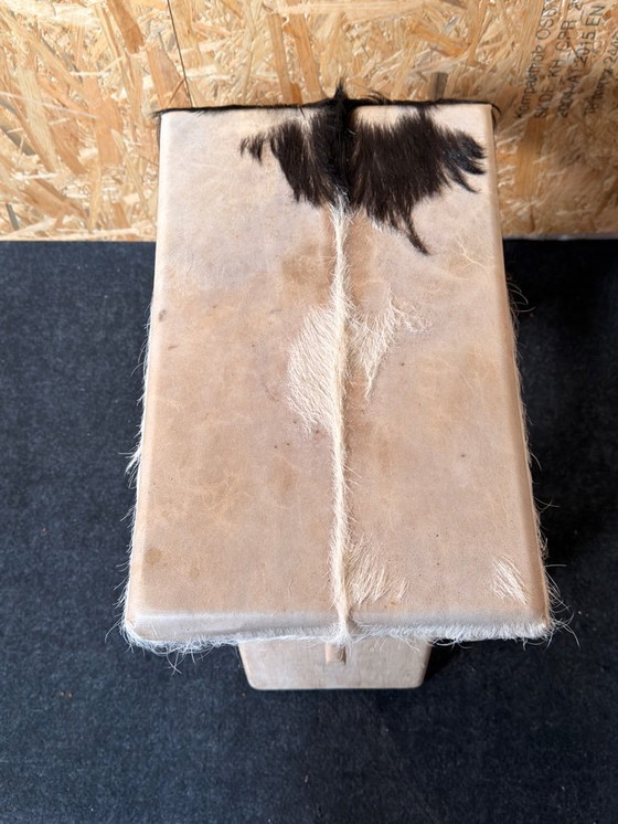 Image 1 of Taburete tapizado en piel de vaca.