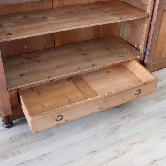 Image 1 of Seltener kleiner antiker Kleiderschrank aus Nussbaumholz mit Marmorplatte, Italien, 19. Jahrhundert