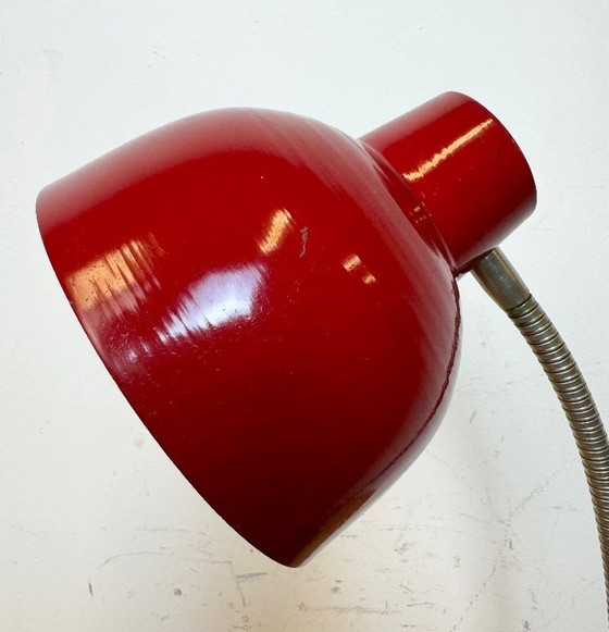 Image 1 of Lampada da tavolo industriale rossa a collo di cigno, anni '60