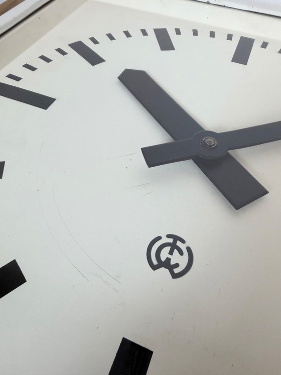 Grande horloge murale carrée blanche de style industriel, de CTW, 1960 – Pendules, Glass, Iron (photo 16 of 19)