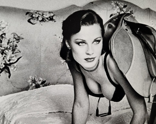 Helmut Newton Saddle I, París, 1976 | Impresión offset, Colección especial 1979